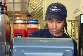 Obamanın qızı restoranda ofisiant işləyir - FOTOLAR